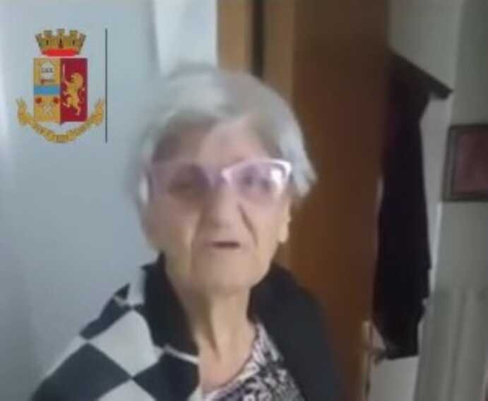 Andria, anziana sola in casa non mangia da due giorni: la polizia le porta un pasto – VIDEO