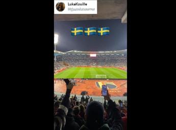 Attentato Bruxelles, telefonini illuminati allo stadio per le vittime svedesi – Video