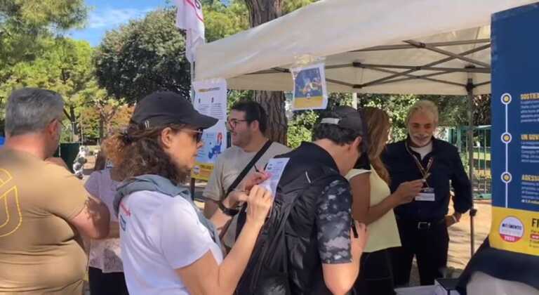 Salario minimo, in tanti firmano anche a Bari. Dell’Olio (M5s): «Lanciamo un segnale chiaro a Meloni» – VIDEO