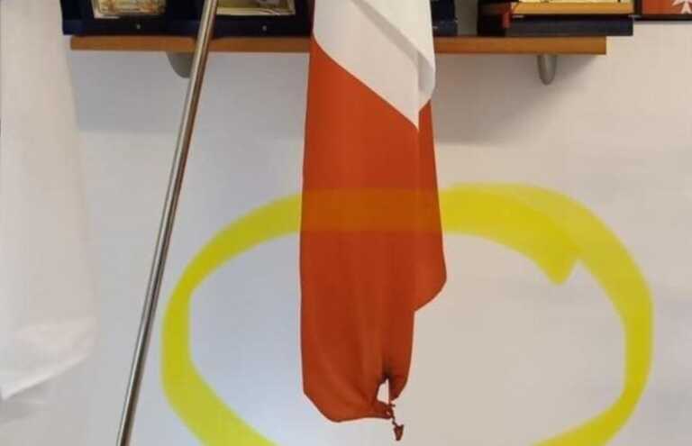 Esasperato dai ritardi degli uffici, cittadino incendia il tricolore a Monteparano