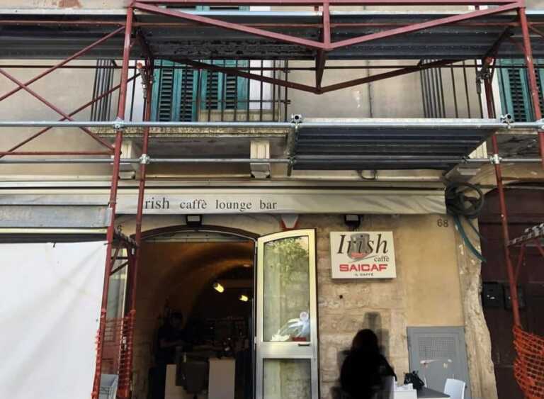 Modugno, lo sfogo di un barista: «Da due anni ostaggio delle impalcature»