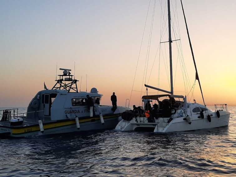 Barca a vela soccorsa al largo del Salento: a bordo 49 migranti, tra loro anche bambini – FOTO