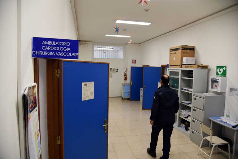Medici e infermieri aggrediti in carcere a Bari: «È un’escalation di violenza, ora basta»