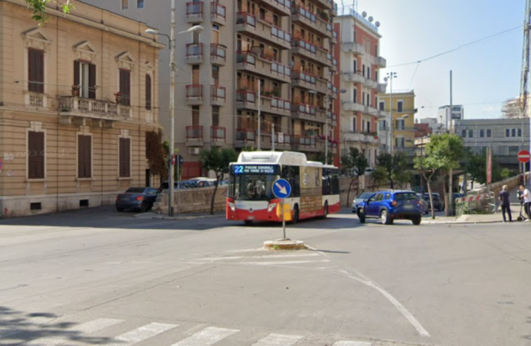 Uova in viso mentre passeggia: 59enne aggredito da un gruppo di ragazzi a Bari