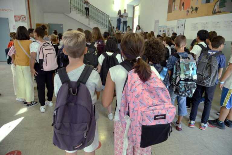 Bari, troppi stranieri in classe e i genitori trasferiscono i figli: «I bimbi non sono razzisti, gli adulti sì»