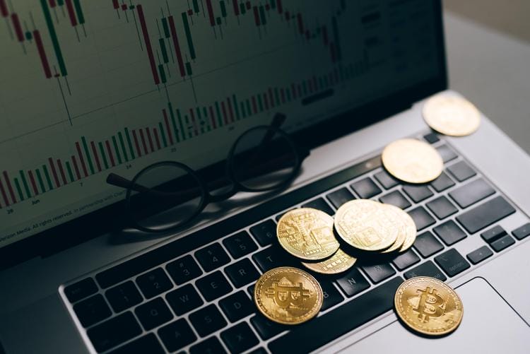 Il Bitcoin vola a 35mila dollari ma consuma troppa energia