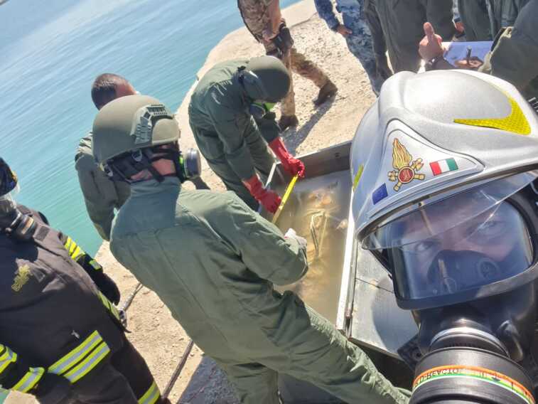 Galleria foto 'Barletta, recuperata dalle acque del porto una bomba con carica al fosforo della seconda guerra mondiale – FOTO' - foto 3