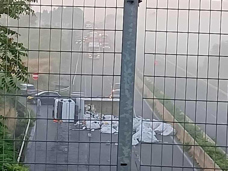 Galleria foto 'Camion si ribalta e perde il carico sulla statale 613 a Squinzano: carreggiata chiusa al traffico' - foto 3