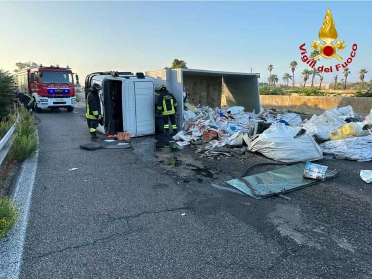 Camion si ribalta e perde il carico sulla statale 613 a Squinzano: carreggiata chiusa al traffico