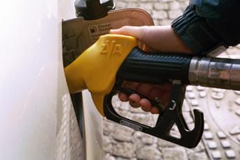 Carburante, continua discesa prezzi benzina e gasolio in Italia