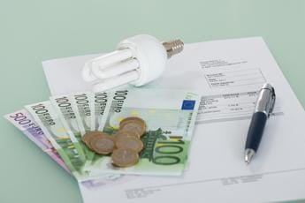 Caro Bollette, autunno da incubo per italiani: ecco i possibili rincari