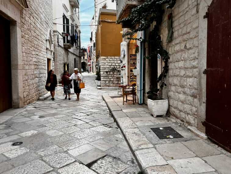 Trani, la proposta per rilanciare il centro storico: locali sfitti ad uso gratuito