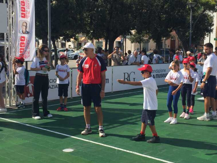 Ciccio Graziani incontra gli alunni delle scuole di Monopoli: «Ragazzi, più sport e meno playstation»