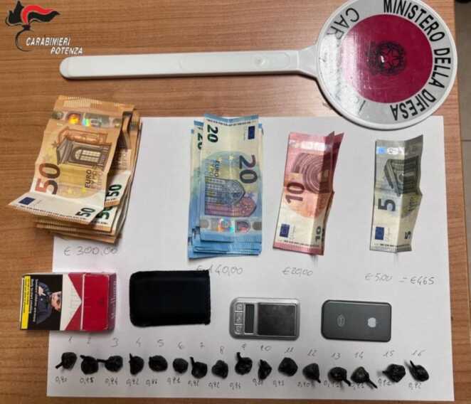 Nel centro storico di Potenza con 16 dosi di cocaina: arrestato un 62enne