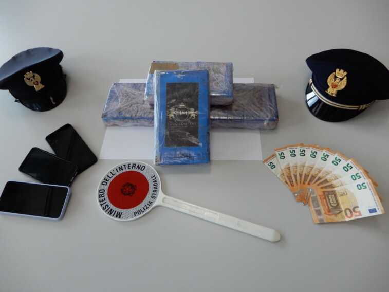 Canosa di Puglia, corriere della droga fermato in autostrada: 48enne romano trasportava 4 chili di cocaina