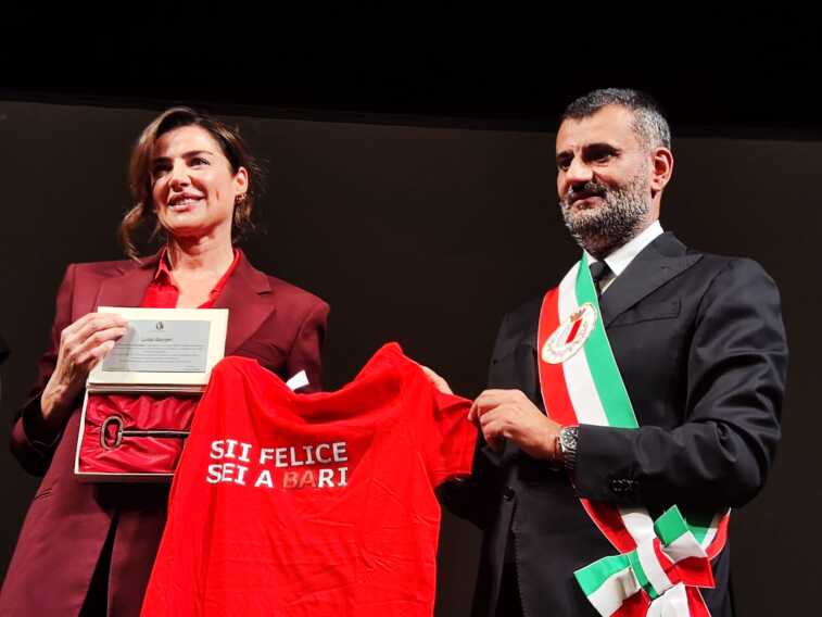 Bari, le chiavi della città a Luisa Ranieri: «Sono onorata. È un amore ricambiato» – VIDEO