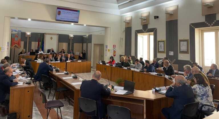 Taranto, maggioranza in tilt: Melucci “chiama” Italia viva e gli “ex Pasquinelli” occupano l’aula consiliare