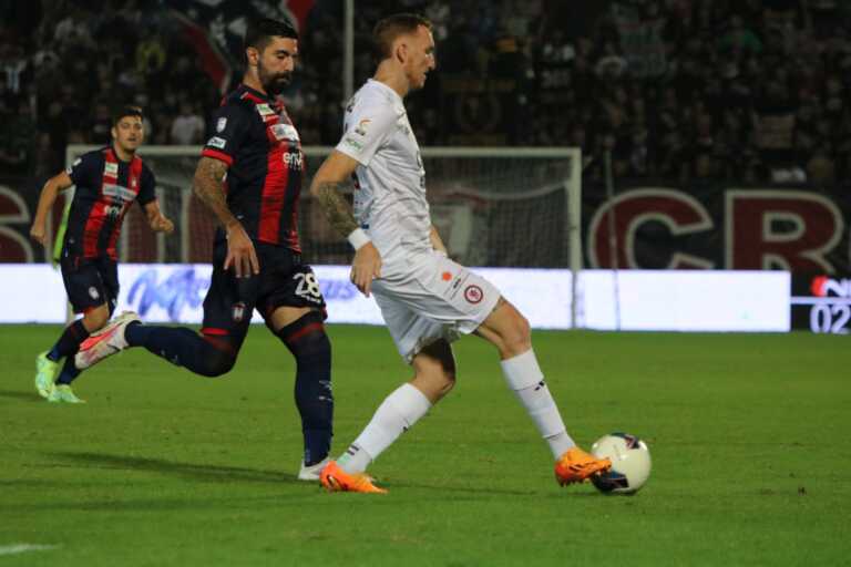 Foggia battuto dopo sette risultati utili consecutivi: il Crotone vince 2-1