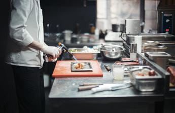 Galleria foto 'Cuoco al ristorante e cameriere di sala, figure più richieste a Milano' - foto 1
