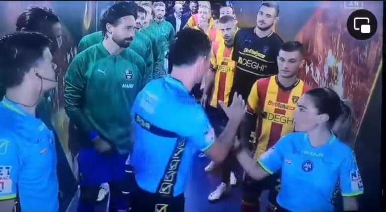 L’arbitro non stringe la mano all’assistente donna prima di Lecce-Sassuolo: «È stato strumentalizzato» – VIDEO