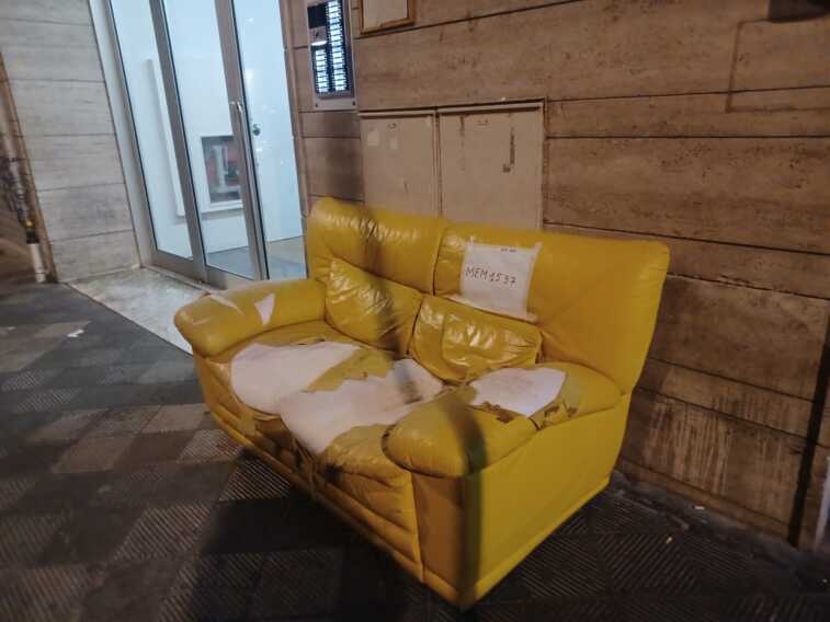 Galleria foto 'Bari, il divano “vagabondo” al quartiere Madonnella. L’Amiu: «Mancanza di rispetto»' - foto 1