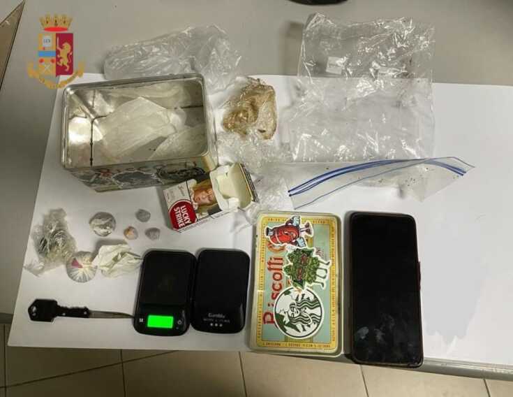 Spacciava hashish tra i giovani: arrestato un 15enne a Lecce. La droga in un pacchetto di sigarette