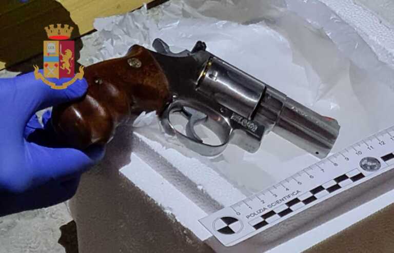 Blitz nel “feudo” dei Capriati: sequestrati droga e una pistola nascosti in un locale di Bari vecchia