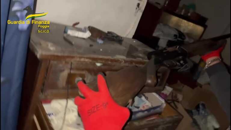 Droga e armi, tra i 16 arrestati persone vicine alla “Società foggiana”: la base in un box del quartiere Candelaro – VIDEO