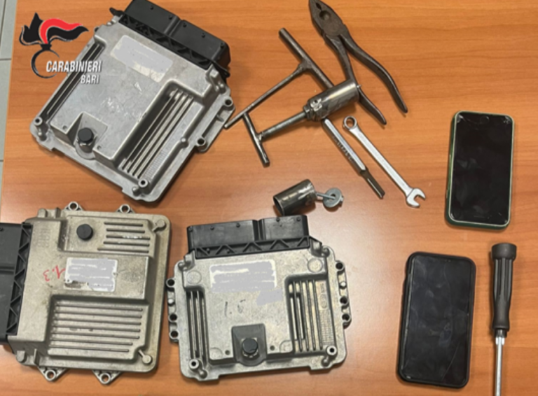 Sorpresi mentre tentano di rubare un’auto nel quartiere San Paolo: arrestati due baresi di 40 e 23 anni