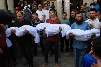 Gaza, Unicef: “In 7 giorni più di 700 bambini palestinesi uccisi e 2.450 feriti”