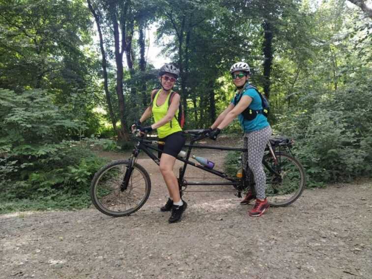 La pugliese Giusi Parisi e il suo giro d’Italia in tandem “alla cieca” arriva a Lecce
