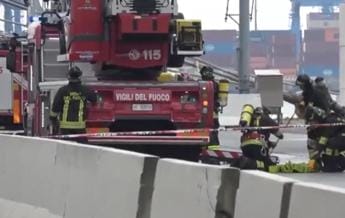 Galleria foto 'Incendio al terminal traghetti di Genova: 3 intossicati in camera iperbarica. Evacuato centro commerciale' - foto 1