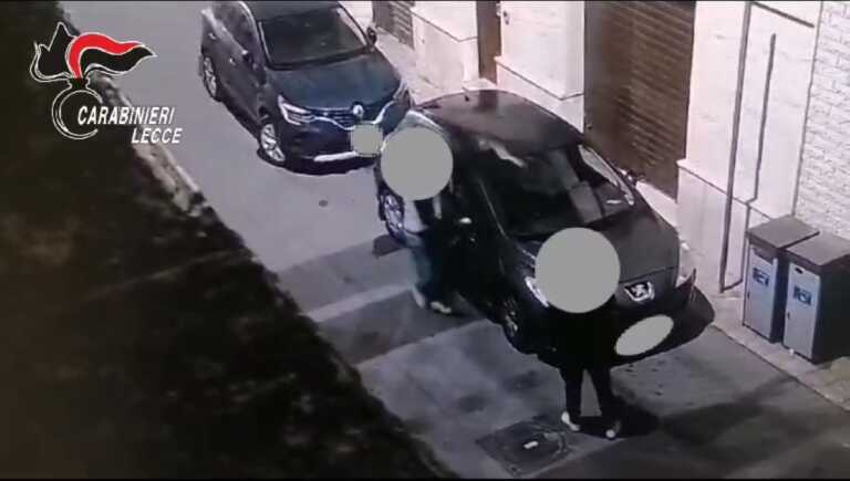 Evadono dai domiciliari per incendiare un’auto a Melissano: due arresti – VIDEO