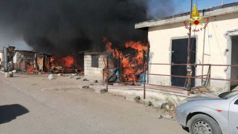 Galleria foto 'Borgo Mezzanone, alcune baracche distrutte da un incendio: nessun ferito – VIDEO' - foto 1