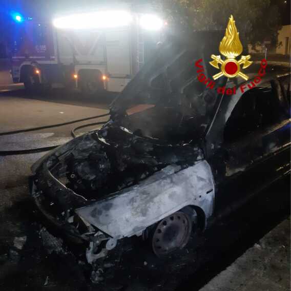 Trepuzzi, attentato incendiario a un imprenditore. A Calimera in fiamme un’auto