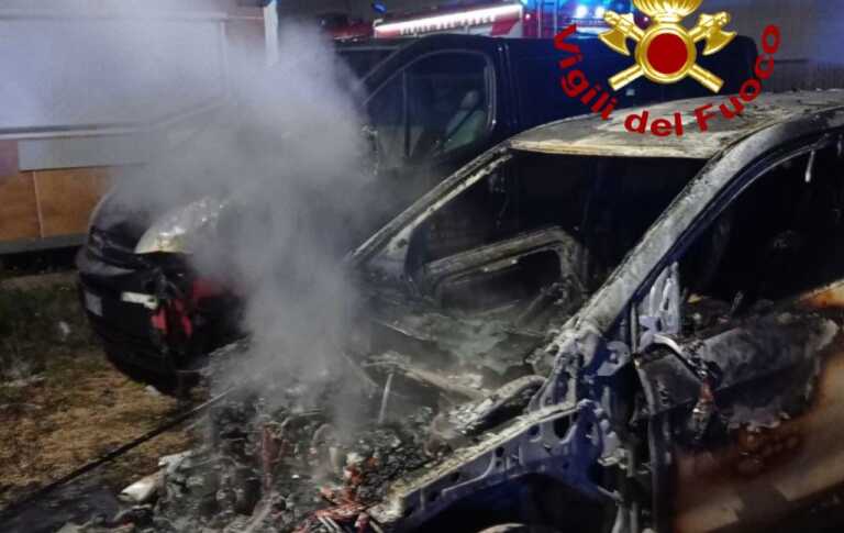 Un’altra notte di fuoco nel Salento: cinque auto coinvolte in tre diversi incendi