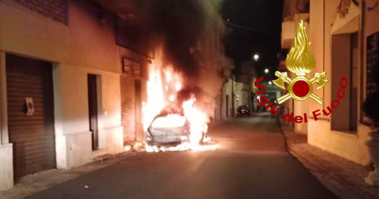 Un altro incendio nella notte nel Salento: distrutta un’auto a Melissano