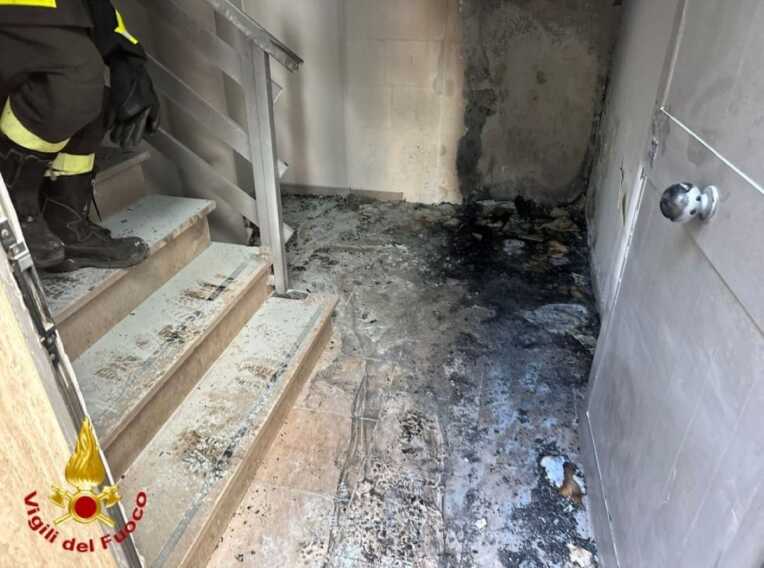 Fiamme in un palazzo a Mesagne: una famiglia con bambini salvata dai vigili del fuoco