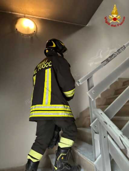 Galleria foto 'Fiamme in un palazzo a Mesagne: una famiglia con bambini salvata dai vigili del fuoco' - foto 2