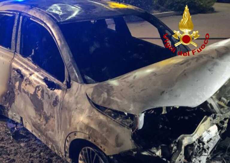 Notte di fuoco nel Salento: quattro auto distrutte in tre diversi incendi da Nardò a Lizzanello