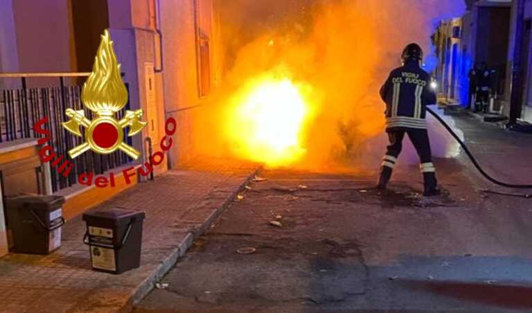 Ancora fiamme nel Salento: altre due auto distrutte da incendi nella notte