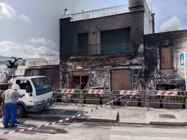 Bari, incendio all’alba a Santo Spirito: le fiamme divampano nel ristorante “La tana degli artisti” – FOTO