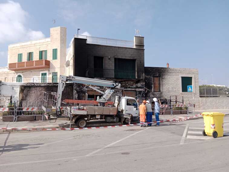 Galleria foto 'Bari, incendio all’alba a Santo Spirito: le fiamme divampano nel ristorante “La tana degli artisti” – FOTO' - foto 2