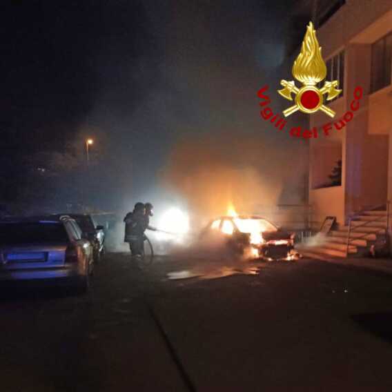 Galleria foto 'Un’altra notte di fuoco nel Salento: cinque auto coinvolte in tre diversi incendi' - foto 2