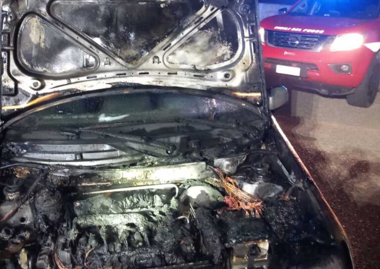 Incendio nella notte a Vernole: le fiamme distruggono una Fiat Panda parcheggiata in un garage