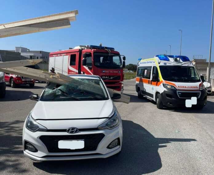 Galleria foto 'Un’asse di legno si stacca dal carico di un camion: colpito un automobilista. È in ospedale' - foto 1