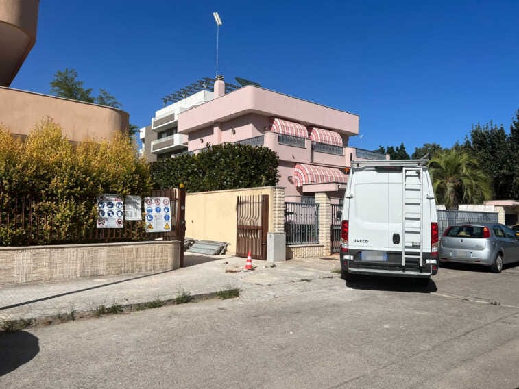 Lecce, 33enne cade da un’impalcatura mentre esegue lavori in una villetta: è grave