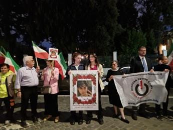 Galleria foto 'Iran, all’ambasciata a Roma veglia per Armita' - foto 1