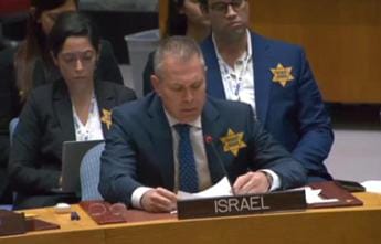 Israele, ambasciatore con stella di Davide all’Onu: “Hamas come nazisti”