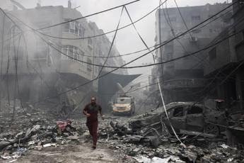 Israele assedia Gaza, Netanyahu: “E’ solo l’inizio”. 900 morti in attacco Hamas
